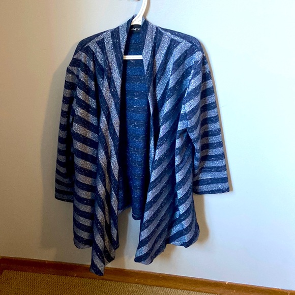 The shrug is really cute and good and can go with and top or skirts - Picture 1 of 1